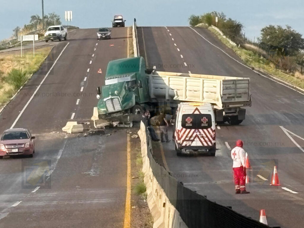 Tráiler derrapa y termina encampanado en el entronque de la Vía Corta a Parral
