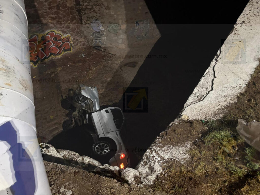Vuelca pick-up en arroyo del Fuentes Mares y sus tripulantes huyen en un Tsuru
