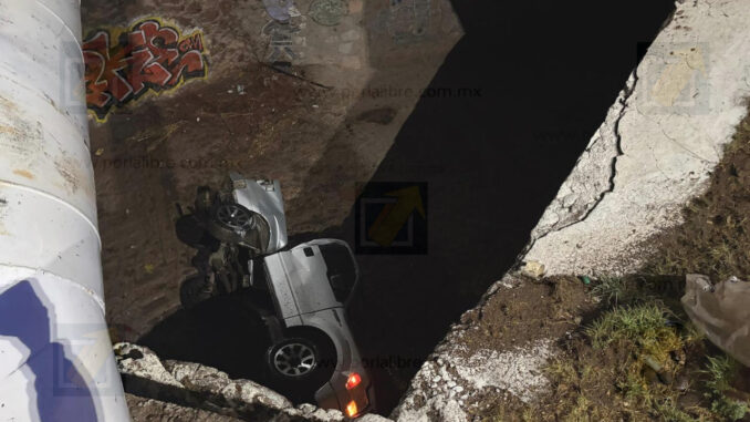 Vuelca pick-up en arroyo del Fuentes Mares y sus tripulantes huyen en un Tsuru