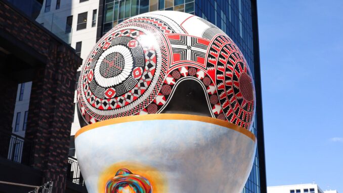 Develan en Chihuahua la esfera monumental «Hilos Mágicos de Chihuahua»