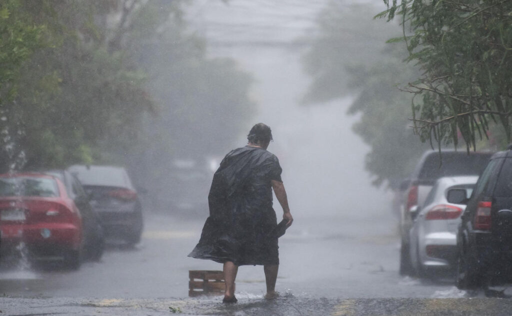 Lluvias y vientos fuertes mantendrán riesgos de inundaciones, deslaves y oleaje elevado