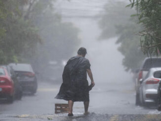 Lluvias y vientos fuertes mantendrán riesgos de inundaciones, deslaves y oleaje elevado