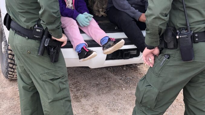 Arizona frena centro de detención de migrantes de Surprise por falta de estudio ambiental