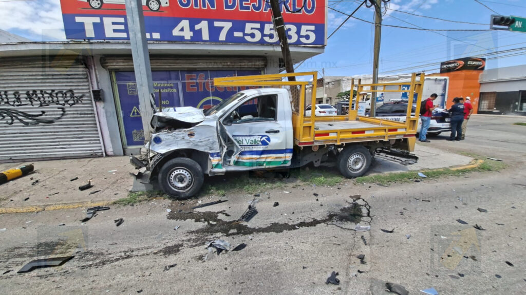 Choque entre camionetas de carga provoca caos vial en avenida Vallarta