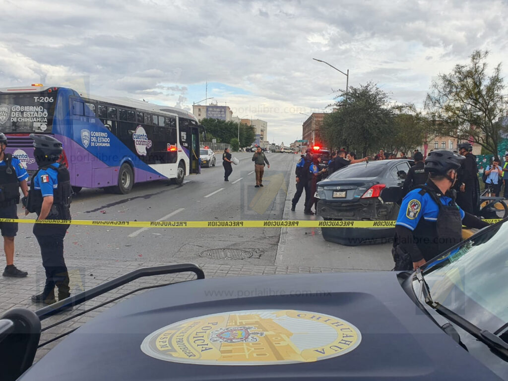 Mujer se pasa en rojo y choca de frente contra Bowí en la Venustiano Carranza;  queda atrapada