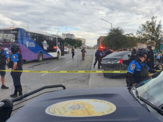 Mujer se pasa en rojo y choca de frente contra Bowí en la Venustiano Carranza;  queda atrapada