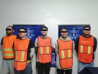 Detienen a dos hombres armados y tres de sus cómplices