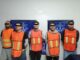 Detienen a dos hombres armados y tres de sus cómplices