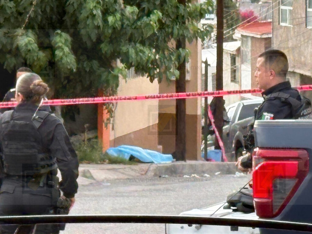 Muere hombre tras agredir a vecinos y enfrentar a policías en la colonia Saucito