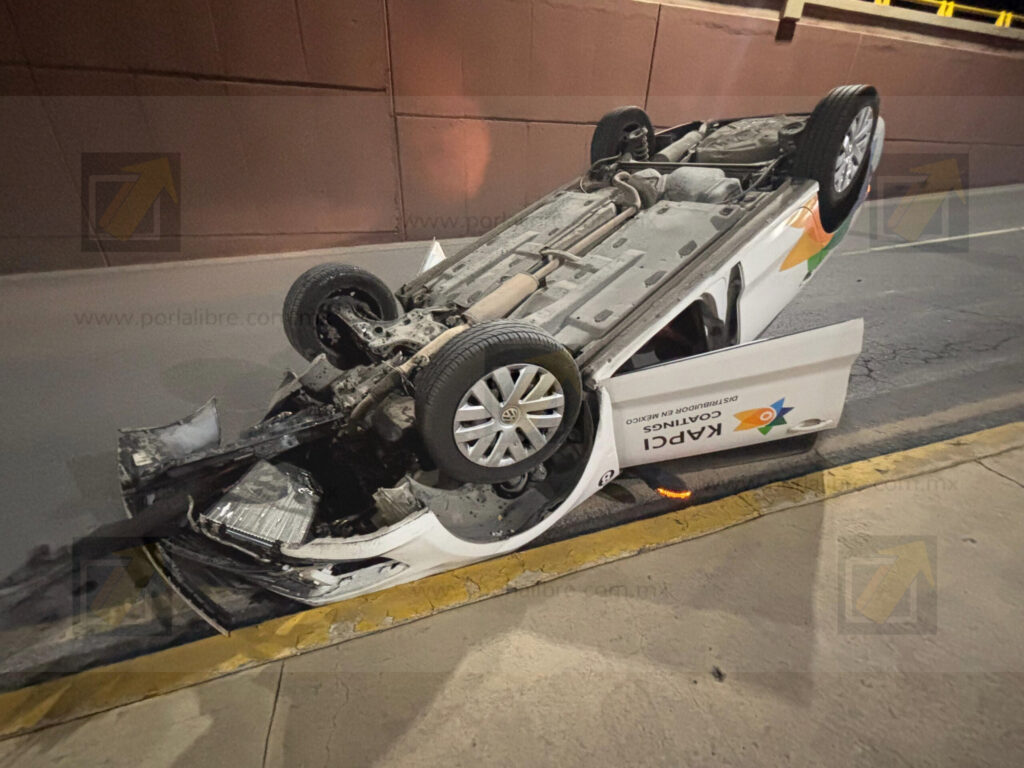 Conductora vuelca sobre avenida La Cantera tras impactar muro de contención