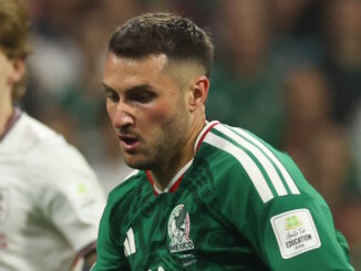 Trasladan a Santiago Giménez a un hospital tras el México vs. Inglaterra