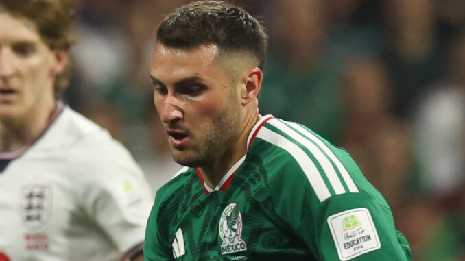 Trasladan a Santiago Giménez a un hospital tras el México vs. Inglaterra