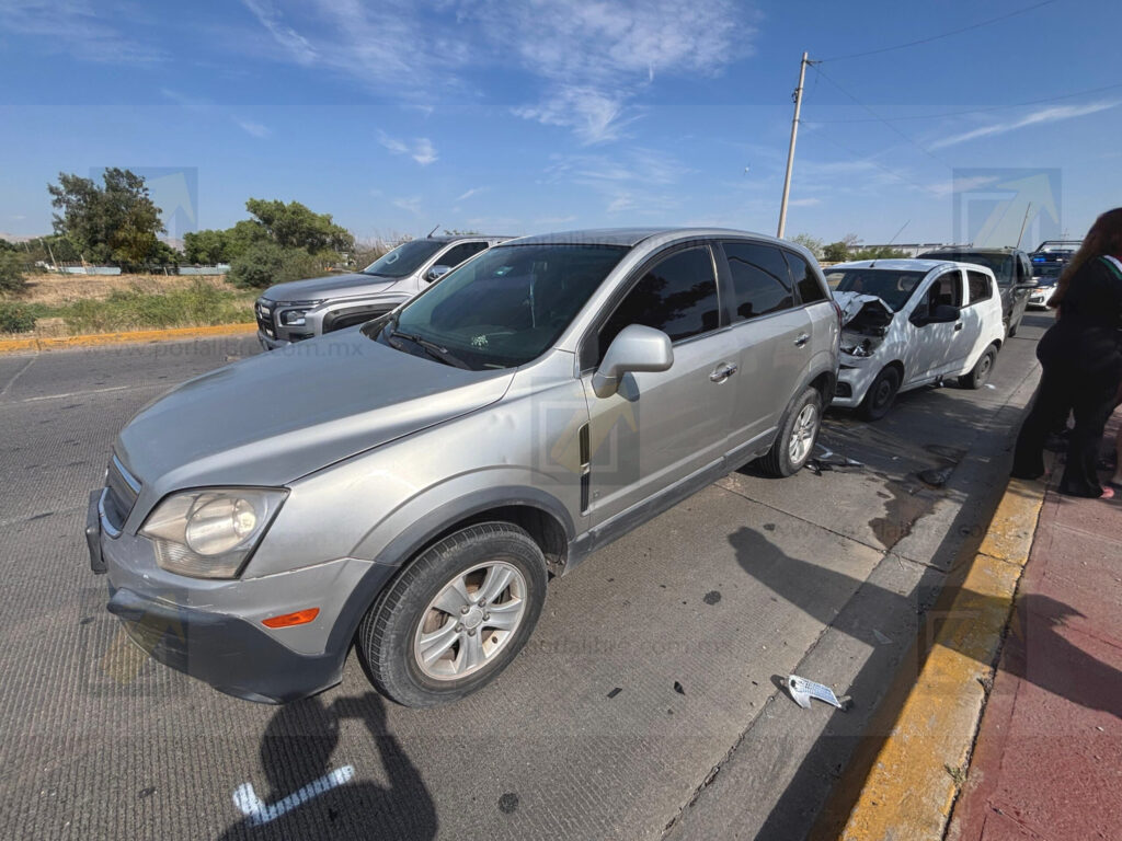 Carambola de 5 vehículos en vialidad Sacramento provoca caos vehicular