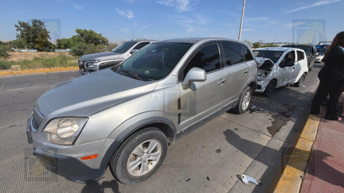 Carambola de 5 vehículos en vialidad Sacramento provoca caos vehicular