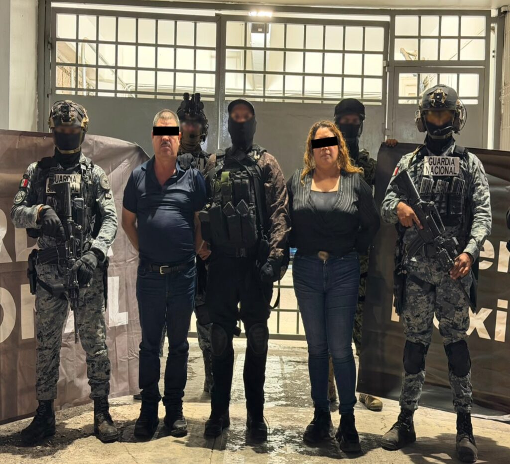 Ejército y FGR capturan a dos personas con droga y armas en la colonia 20 Aniversario