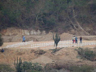 Fosas, cruces blancas y cadáveres sin nombre: la tragedia crece en La Guaira, Venezuela