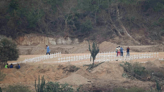 Fosas, cruces blancas y cadáveres sin nombre: la tragedia crece en La Guaira, Venezuela