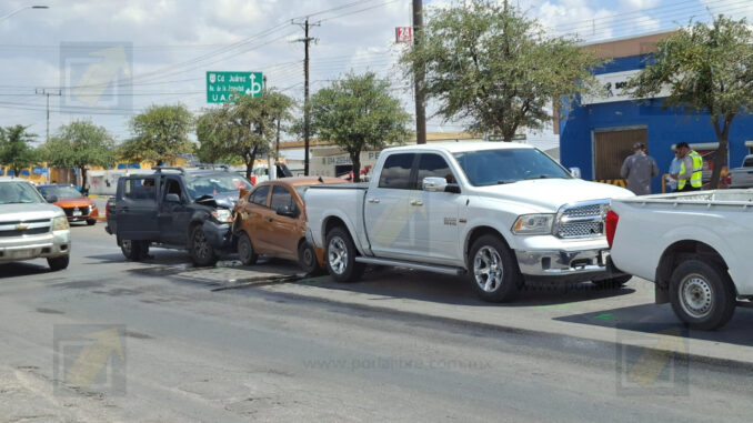 Choque múltiple de 4 vehículos en la Tecnológico provoca congestión vial