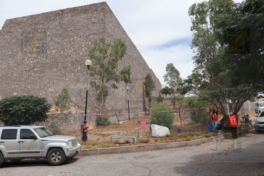 Verifica Municipio que empresa aplique medidas de seguridad en demolición controlada de muro de Herradura La Salle