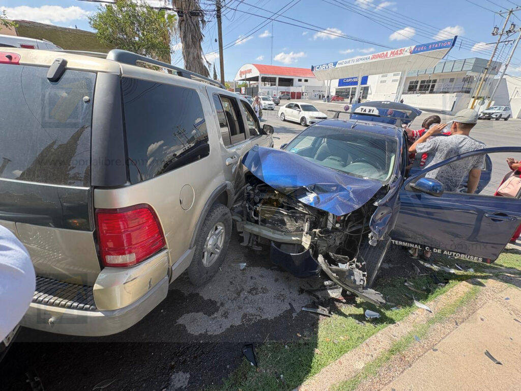 Choque múltiple en la avenida Pacheco deja a una adulta mayor lesionada