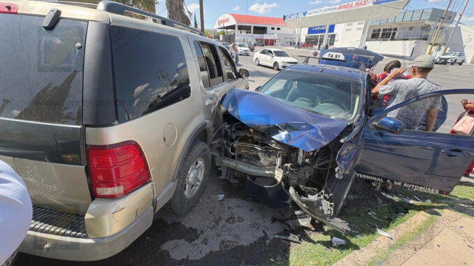 Choque múltiple en la avenida Pacheco deja a una adulta mayor lesionada