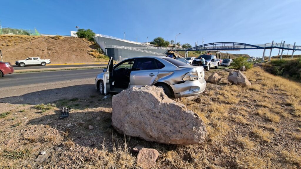 Conductora pierde el control y destroza su vehículo tras salirse de la carretera Aldama–Chihuahua