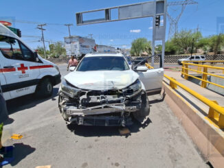 Choque en Circuito Universitario deja una camioneta volcada y caos vial