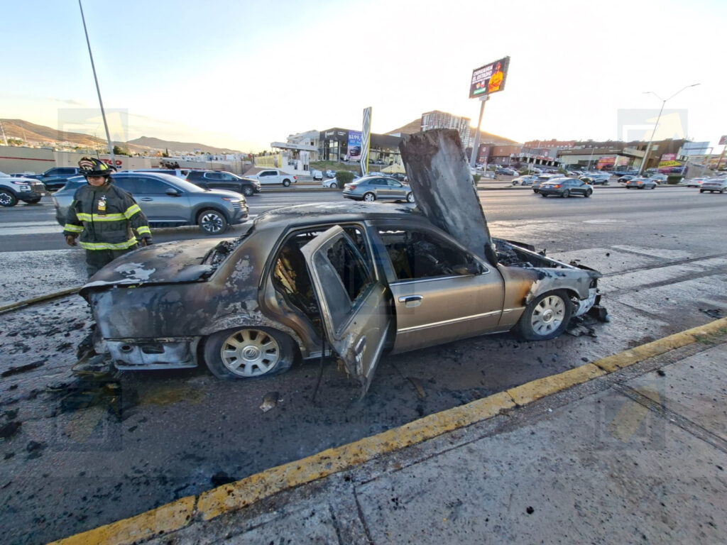 Incendio consume automóvil sobre el periférico de la Juventud