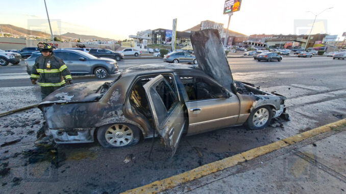 Incendio consume automóvil sobre el periférico de la Juventud