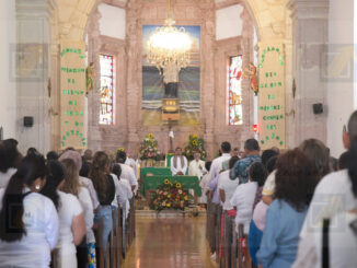 Maru Campos acude a ceremonia en memoria de sacerdotes jesuitas en Cerocahui