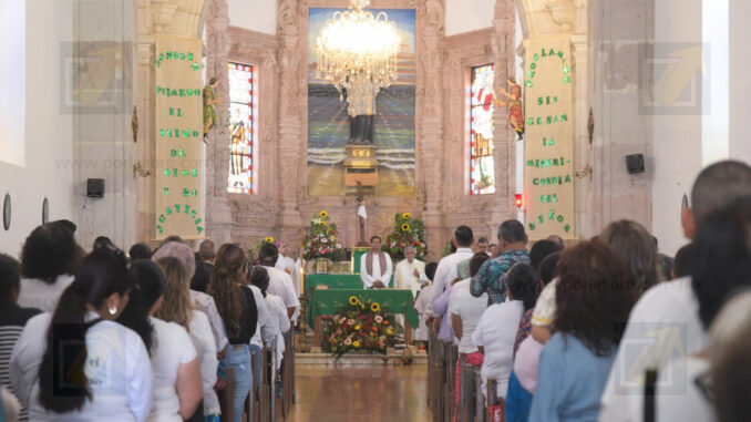 Maru Campos acude a ceremonia en memoria de sacerdotes jesuitas en Cerocahui