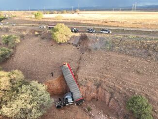 Rescatan policías estatales a conductor tras volcadura en carretera Chihuahua-Cuauhtémoc