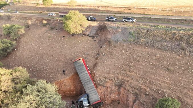 Rescatan policías estatales a conductor tras volcadura en carretera Chihuahua-Cuauhtémoc