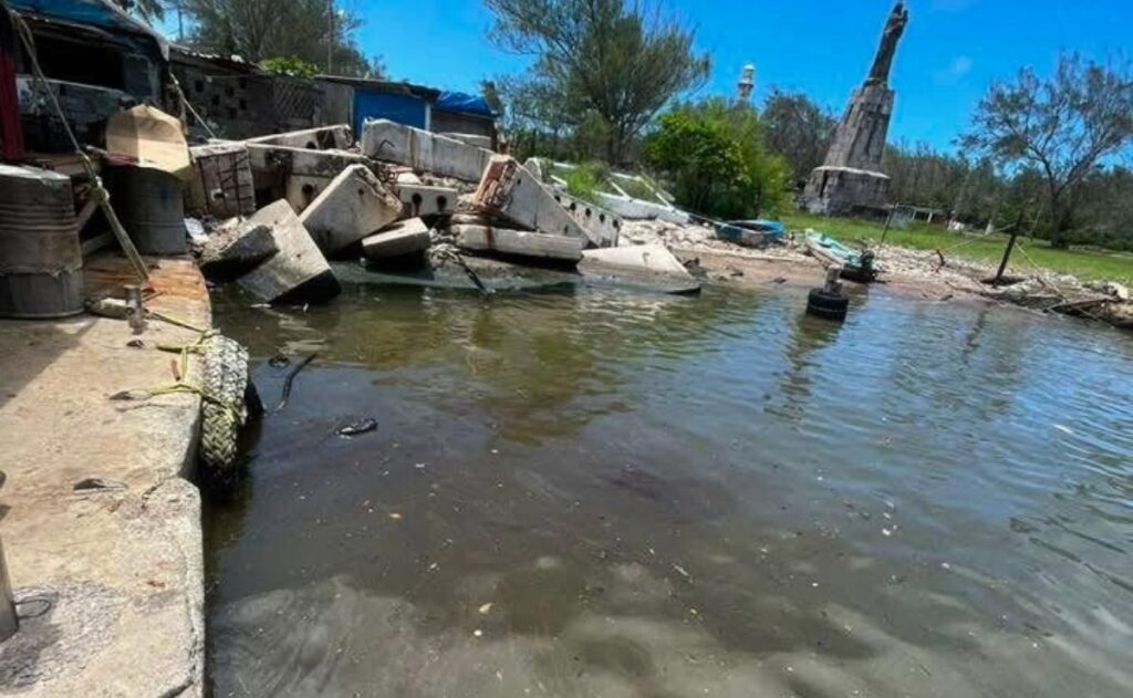 Pescadores acusan mancha de crudo en el río Pánuco; Pemex descarta que sea hidrocarburo