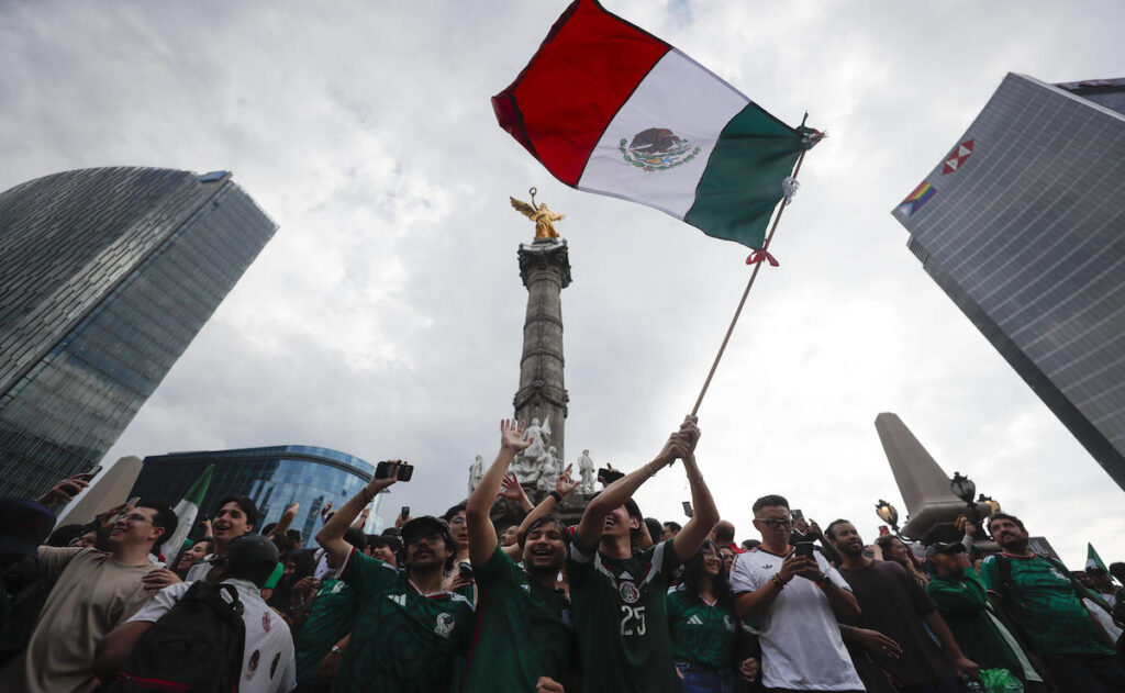 Lluvia, cánticos y banderas: así festejó CDMX el triunfo de México en el Mundial