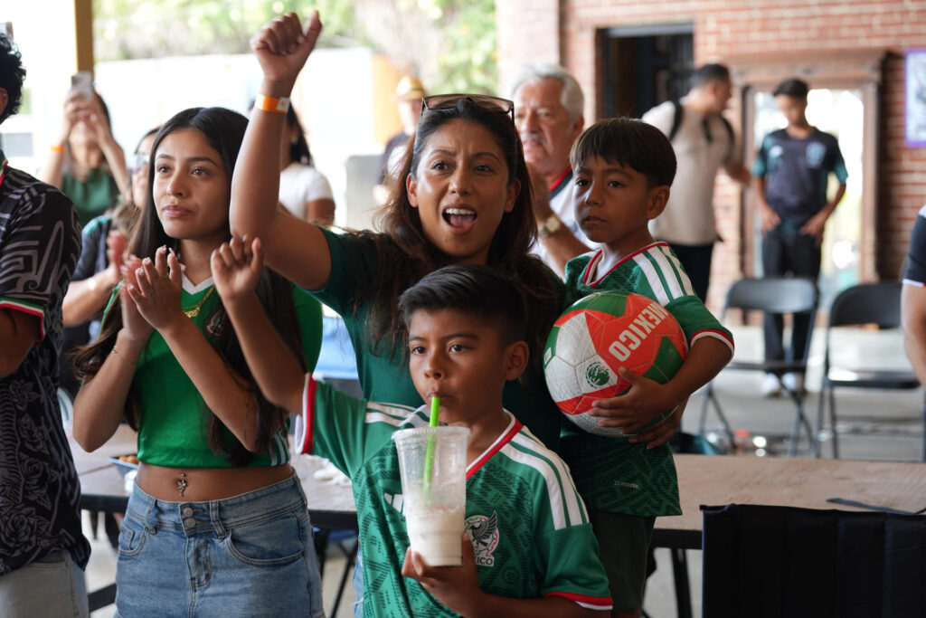 «Sufrimos juntos y ganamos juntos»: la afición mexicana desata la fiesta en Los Ángeles