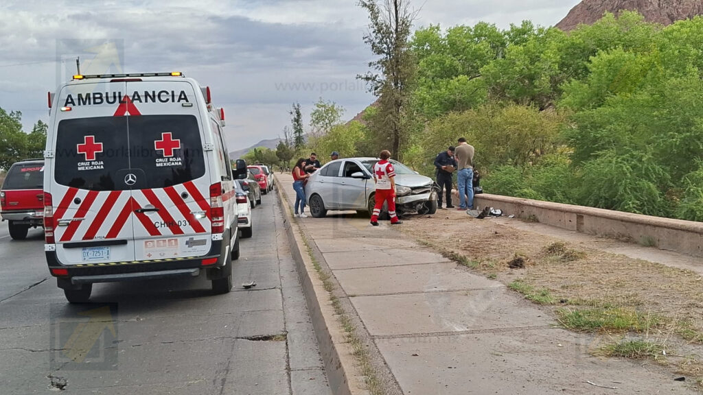Fuerte choque en Vialidad Sacramento a la altura de las Grutas de Nombre de Dios