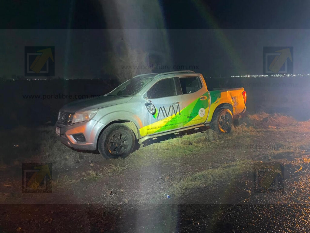 Vuelca camioneta de empresa fumigadora tras perder el control por las lluvias en el acceso a San Guillermo