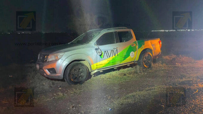 Vuelca camioneta de empresa fumigadora tras perder el control por las lluvias en el acceso a San Guillermo