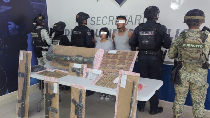 Aseguran a pareja con lanzacohetes antitanque y mil pastillas de fentanilo en Juárez