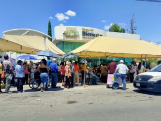 Adultos mayores enfrentan largas filas para cobrar sus pensiones; Álex Domínguez exige atención digna y más sucursales
