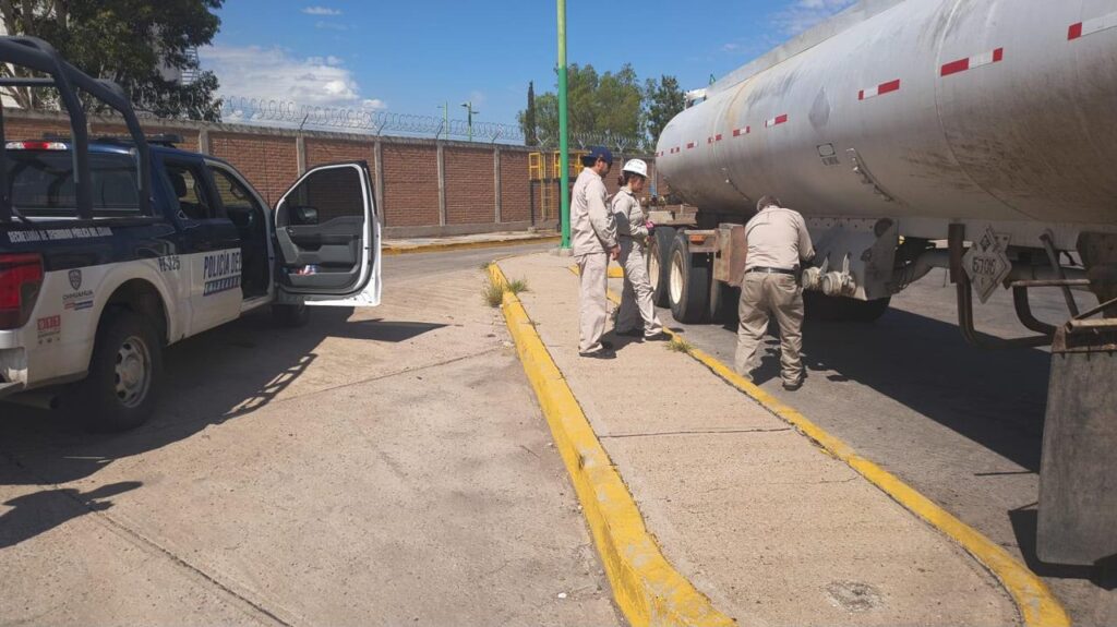 Aseguran tráiler con 27,900 litros de huachicol