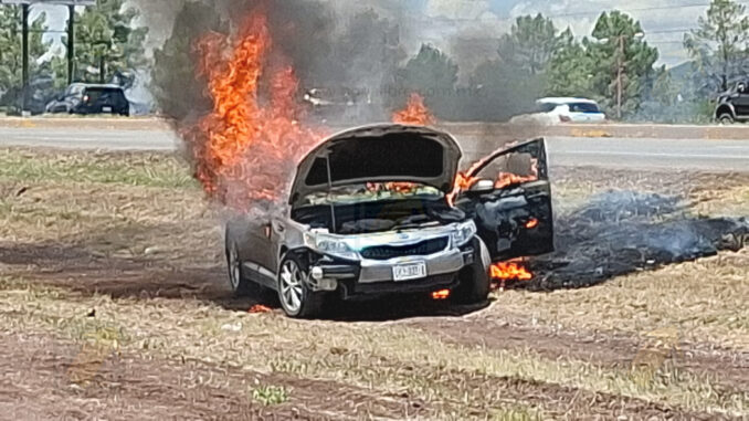 Incendio consume vehículo sobre la carretera Cuauhtémoc–Chihuahua