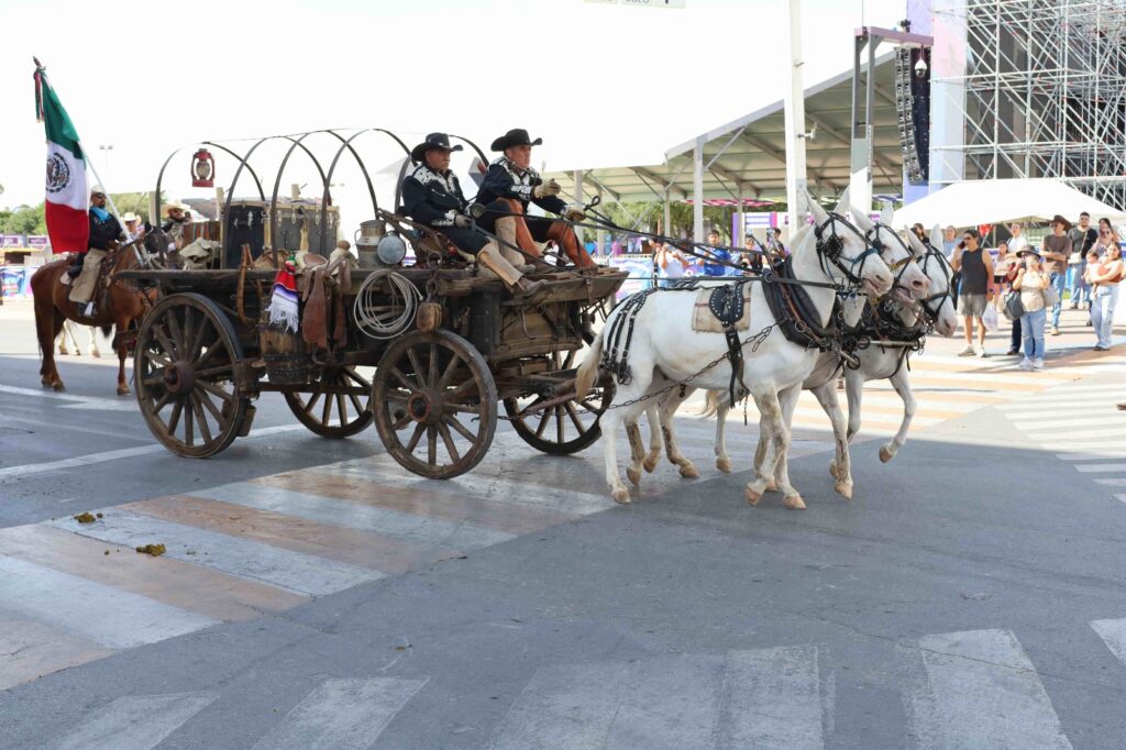 Desfila la Gran Cabalgata Villista por la ciudad de Chihuahua