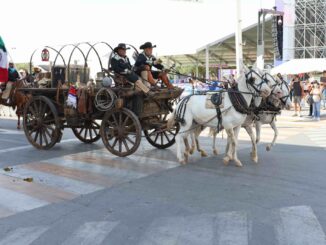 Desfila la Gran Cabalgata Villista por la ciudad de Chihuahua