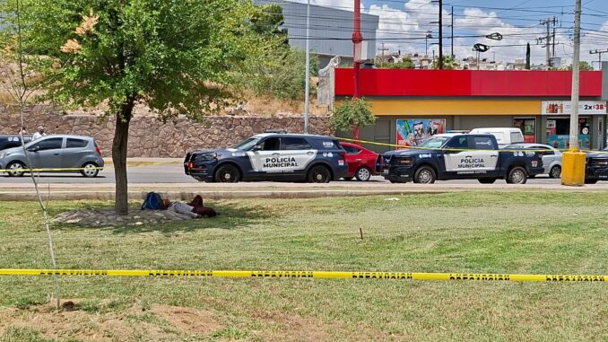 Hombre fallece por infarto en parque de El Saucito