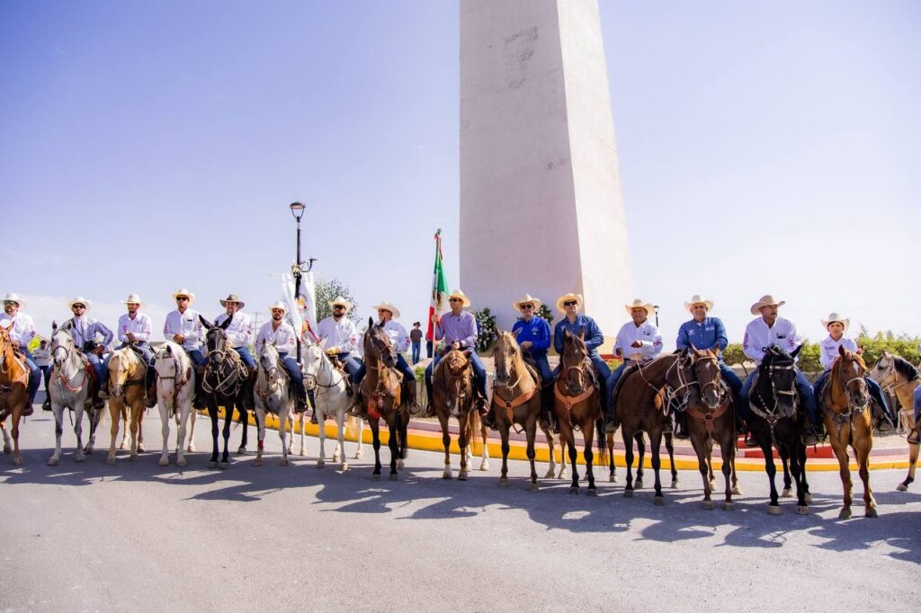 Recibe alcalde Marco Bonilla a jinetes que participan en la Cabalgata Villista 2026