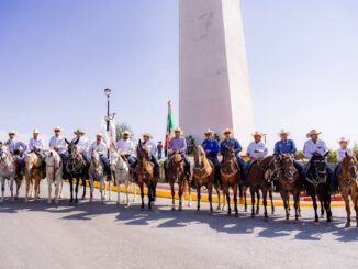 Recibe alcalde Marco Bonilla a jinetes que participan en la Cabalgata Villista 2026