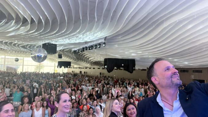 Se reúne Santiago De la Peña con más de 2 mil 600 mujeres chihuahuenses