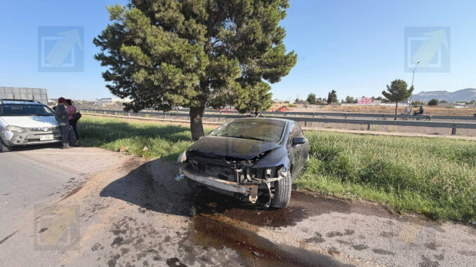 Conductor pierde el control y se impacta contra un árbol en la vialidad Los Nogales